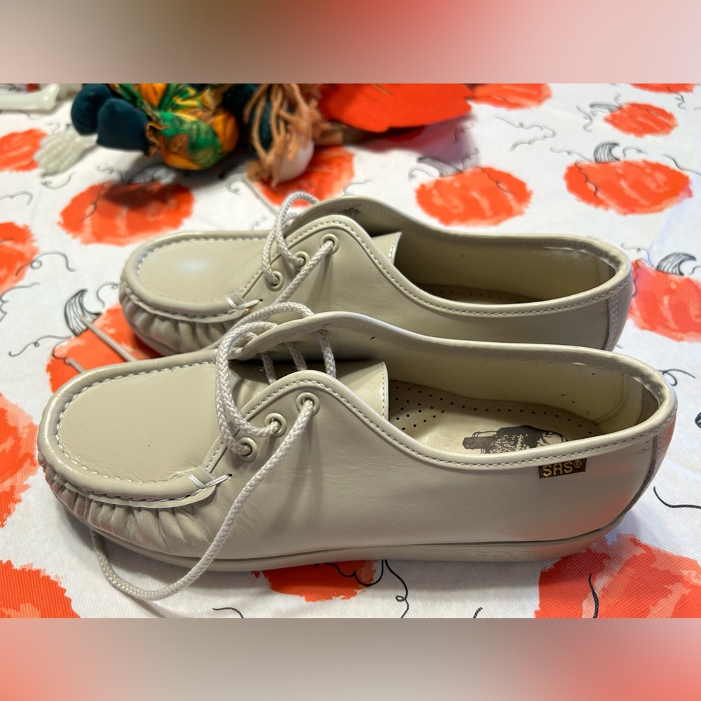 SAS Genuine Leather Women’s Lace-up Loafer